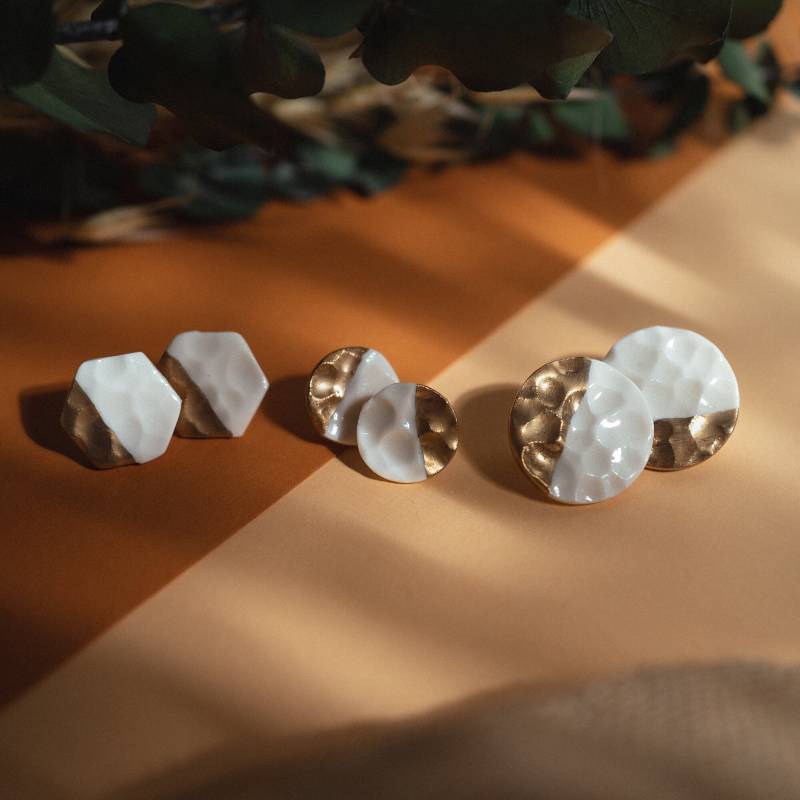 Vergoldete Porzellan Ohrstecker Mit Gehämmerter Struktur, Verschiedene Größen | Unikat Keramikschmuck Aus Handarbeit Silber 925 Vergoldet von KolibriKeramik