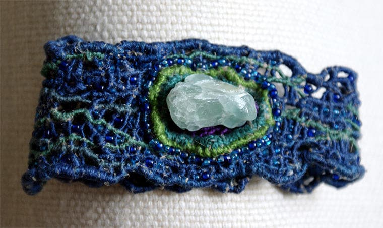 Besticktes Manschettenarmband Für Frauen, Textilkunst, Stickerei Mit Echtem Grünem Fluorit Verziert, Geschenkidee. Luni von Kolidam