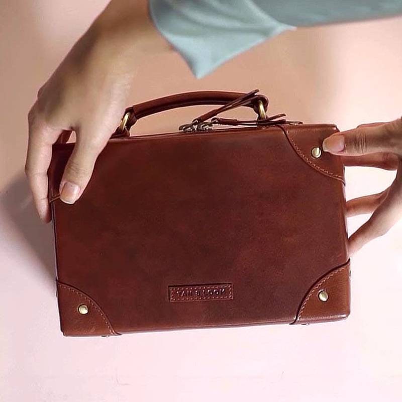 Handgefertigte Mini-Ledertasche Im Vintage-Trunk-style von KolkataMagic