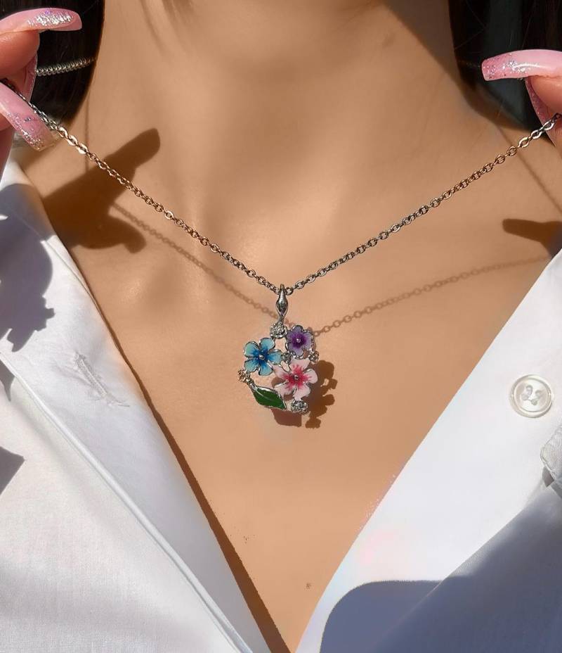 Farbenfrohe Blumen Anhänger Halskette Sterling Silber Emaille Blume Schmuck Empfindliche Hand Gemalte Frühlings-Blüte Geschenk Für Sie Farbenfrohe Blumen Anhänger Halskette Sterling Silber Emaille Blume Schmuck Empfindliche Hand Gemalte Frühlings-Blüte Geschenk Für Sie von KollageJewellery