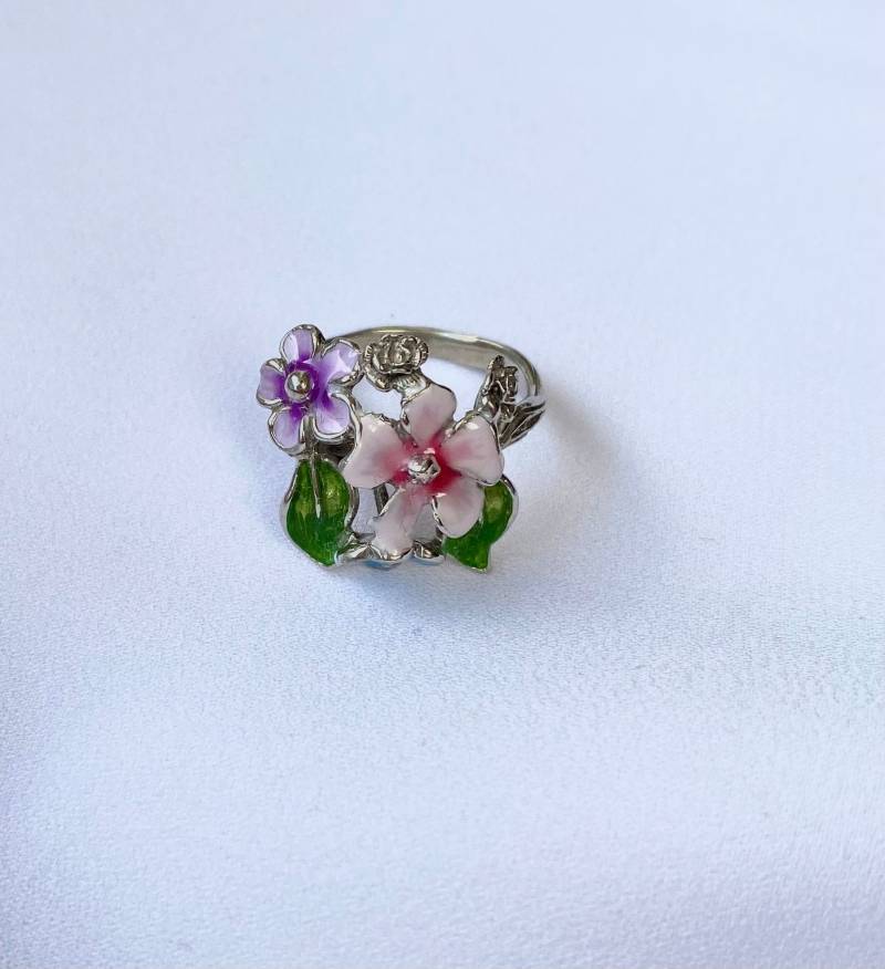 Floraler Silber Emaille Ring, Handgemachter Bunter Blumenring, Sterling 925, Einzigartiges Design Blumenschmuck, Handgemachtes Emaillestück Floraler Silber Emaille Ring, Handgemachter Bunter Blumenring, Sterling 925, Einzigartiges Design Blumenschmuck, Handgemachtes Emaillestück von KollageJewellery