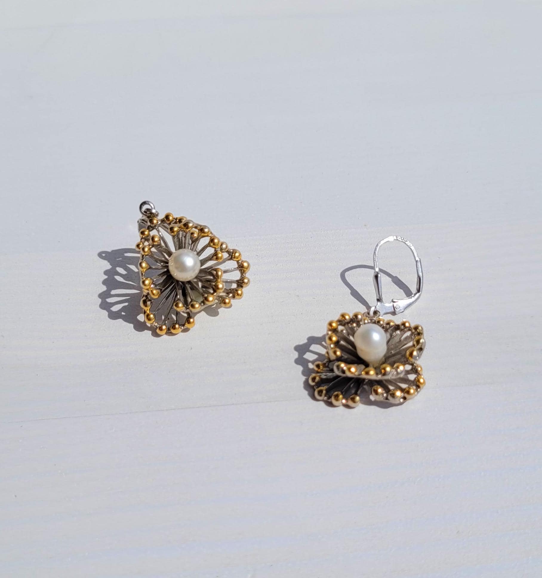 Handgemachte Perlenohrringe Aus Sterlingsilber, Vintage-Inspirierte Blumenohrringe, Einzigartiges Perlenschmuckgeschenk Für Sie Handgemachte Perlenohrringe Aus Sterlingsilber, Vintage-Inspirierte Blumenohrringe, Einzigartiges Perlenschmuckgeschenk Für Sie von KollageJewellery