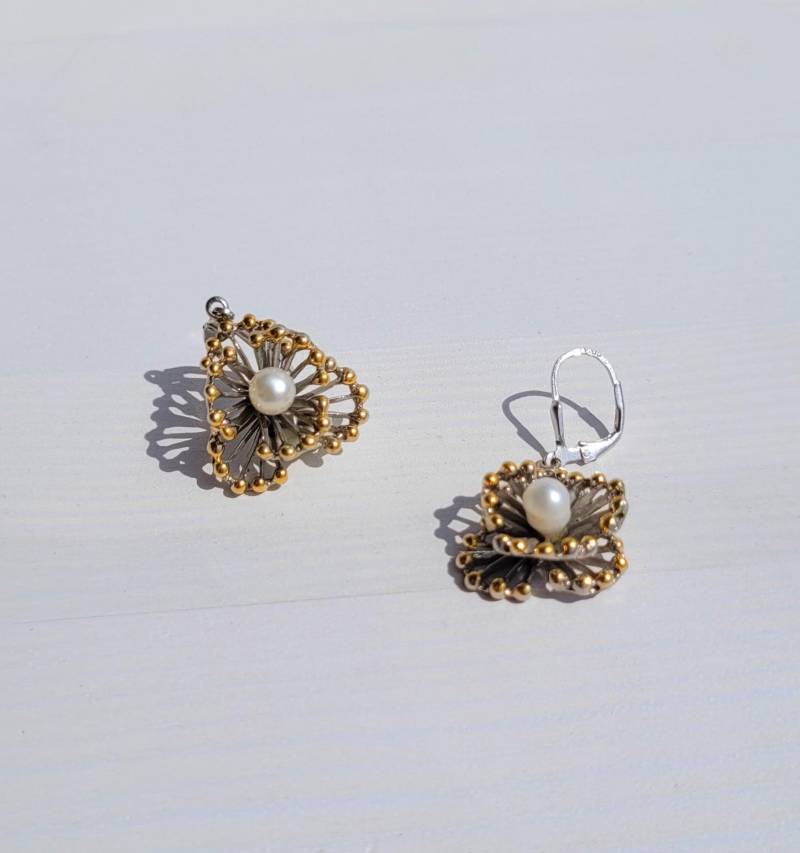 Handgemachte Perlenohrringe Aus Sterlingsilber, Vintage-Inspirierte Blumenohrringe, Einzigartiges Perlenschmuckgeschenk Für Sie Handgemachte Perlenohrringe Aus Sterlingsilber, Vintage-Inspirierte Blumenohrringe, Einzigartiges Perlenschmuckgeschenk Für Sie von KollageJewellery