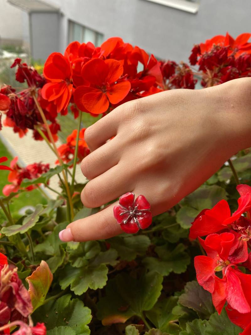 Verstellbarer Roter Emaille-Ring, Handgemachtes Sterlingsilber-Blütendesign, Einzigartiger Blumenschmuck Für Frauen, Natur-Inspiriertes Geschenk Verstellbarer Roter Emaille-Ring, Handgemachtes Sterlingsilber-Blütendesign, Einzigartiger Blumenschmuck Für Frauen, Natur-Inspiriertes Geschenk von KollageJewellery