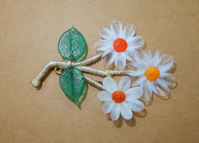 Lampwork Glas Pin Brosche Blume Gänseblümchen Weiß 40Er 50Er von KolonialRD