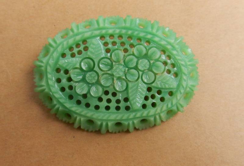 Vintage Brosche Zelluloid Handgeschnitzte Blume 1930 1Pc von KolonialRD