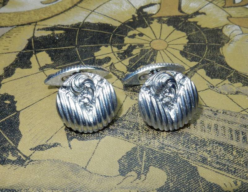 Vintage Manschettenknöpfe Verchromt Art Deco Florales Motiv von KolonialRD