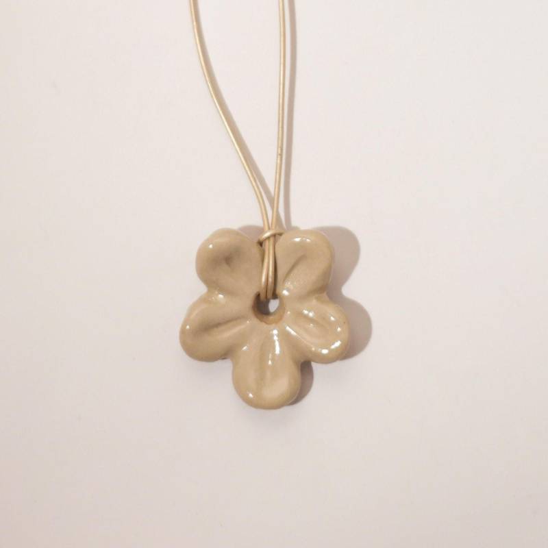 Handmade Beige Ceramic Flower Pendant - Neutral Five-Petal Charm Necklace Handmade Beige Ceramic Flower Pendant - Neutral Five-Petal Charm Necklace von Koloserca