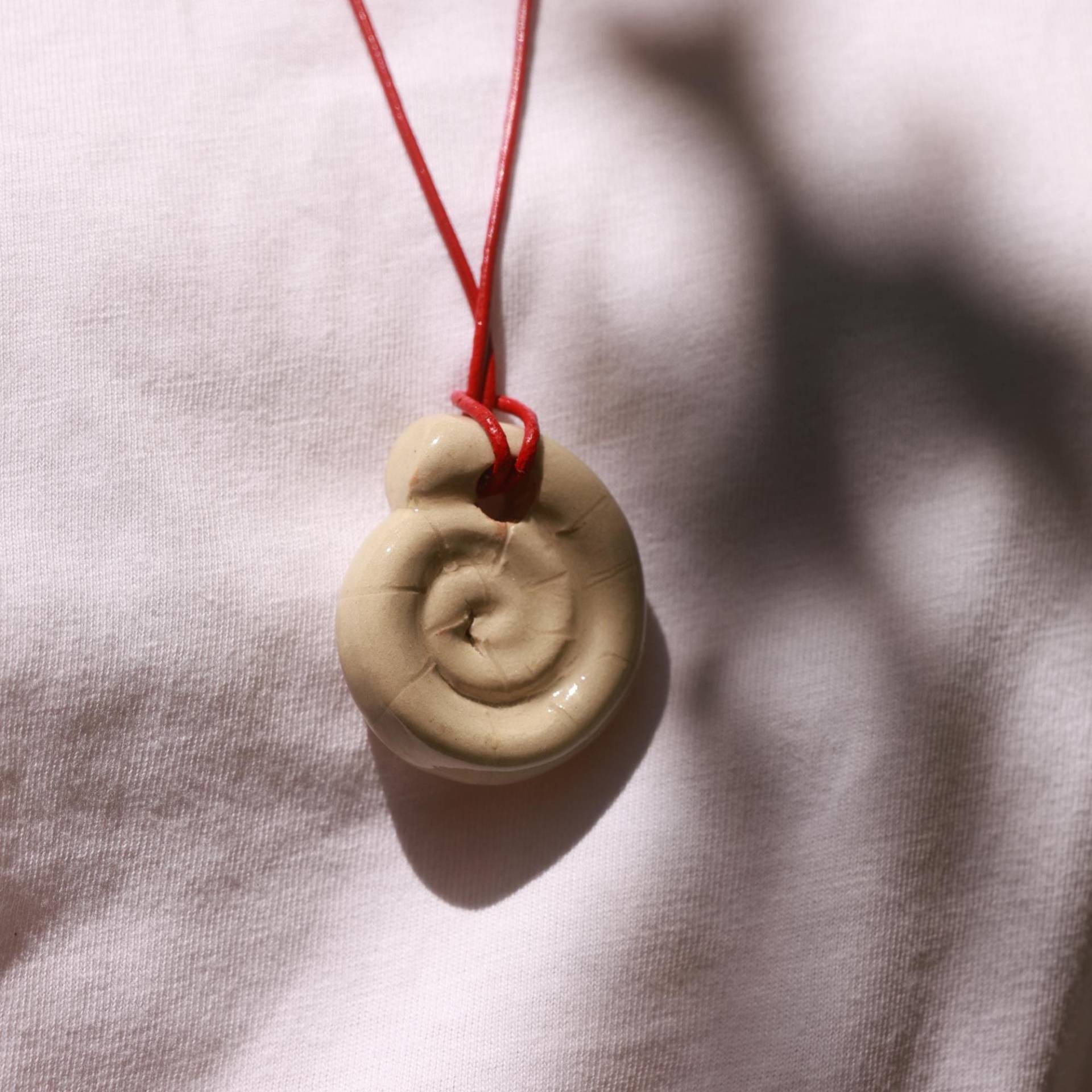 Handmade Beige Ceramic Shell Pendant - Spiral Nature Necklace Handmade Beige Ceramic Shell Pendant - Spiral Nature Necklace von Koloserca