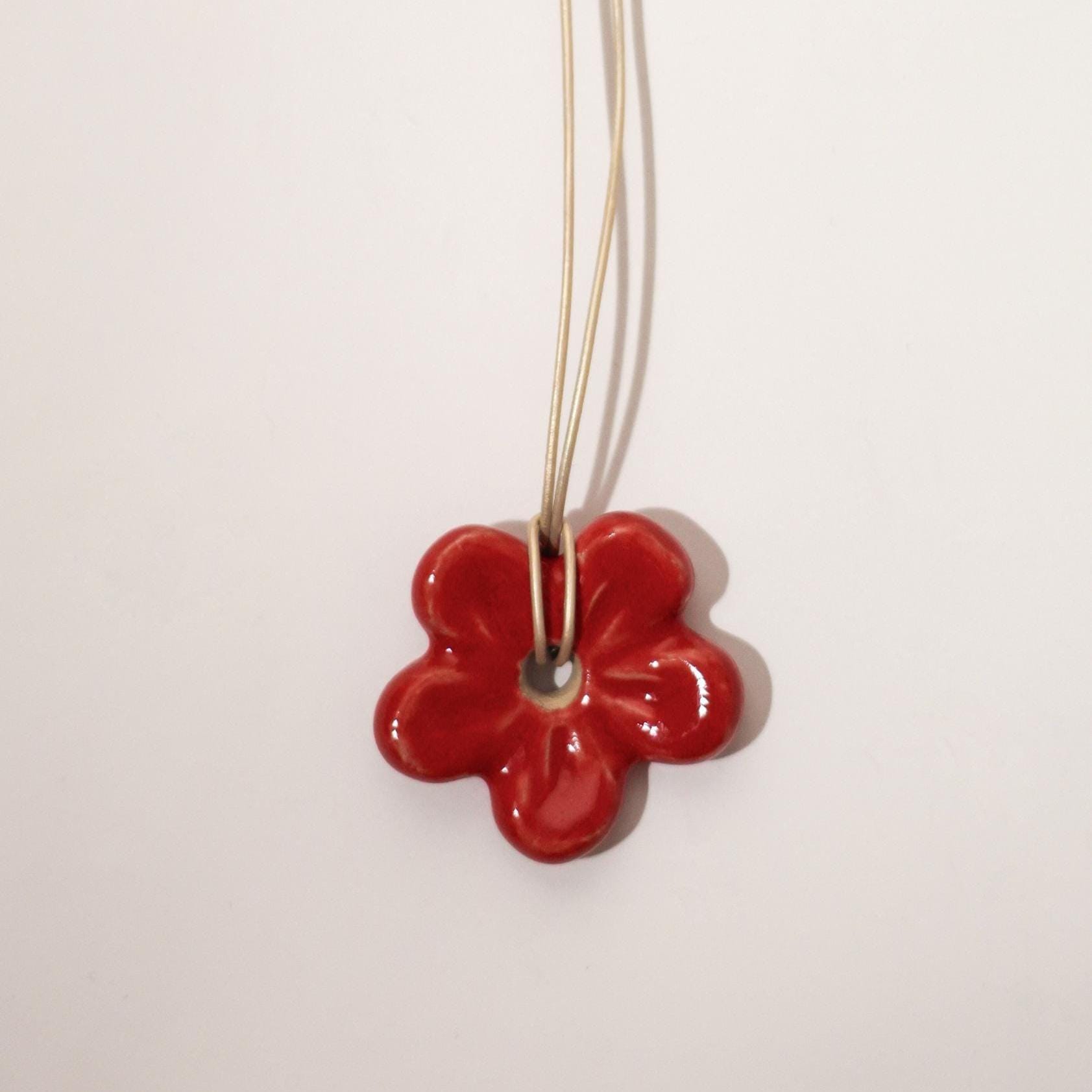 Handmade Red Ceramic Flower Pendant - Five-Petal Necklace Charm Handmade Red Ceramic Flower Pendant - Five-Petal Necklace Charm von Koloserca