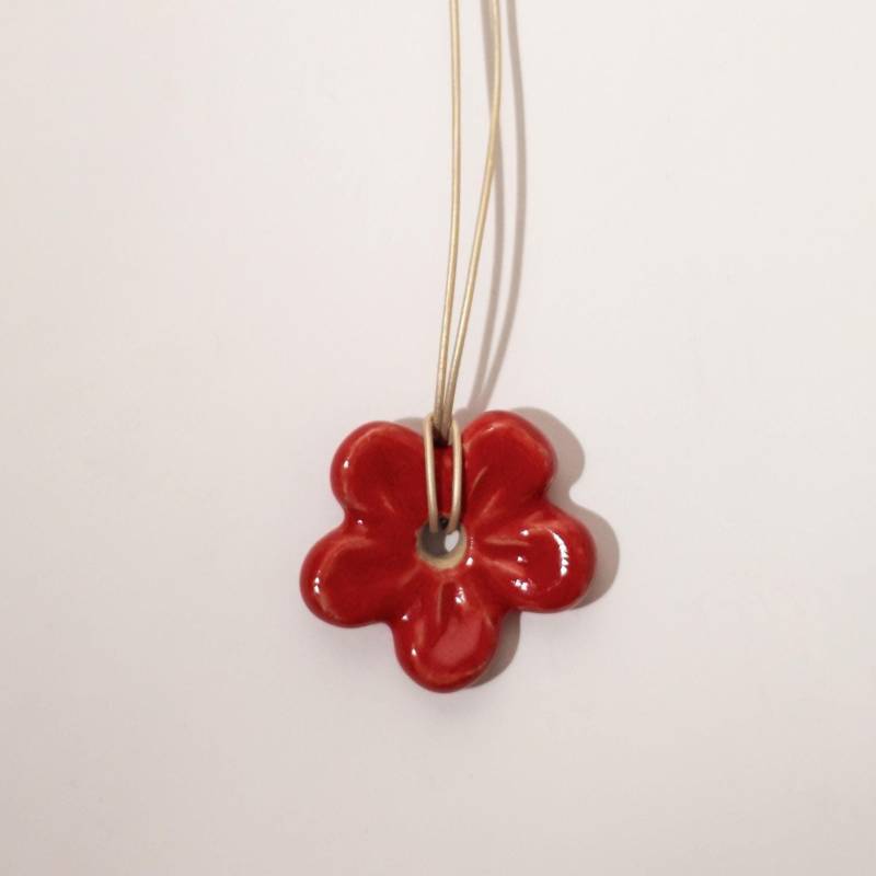 Handmade Red Ceramic Flower Pendant - Five-Petal Necklace Charm Handmade Red Ceramic Flower Pendant - Five-Petal Necklace Charm von Koloserca