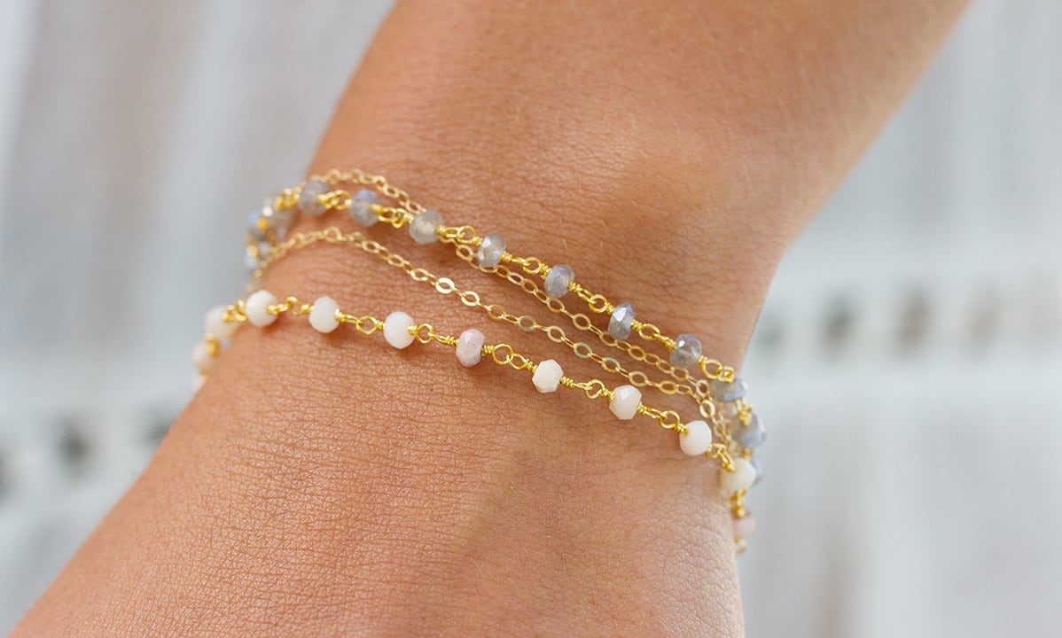 Sydney - 14K Gold Fill Edelstein-Doppelschicht-Armband, Rosa-Opal-Armband, Schlichtes Goldarmband, Gold-Schichtarmband, Geschenk Brautjungfer von Komakai