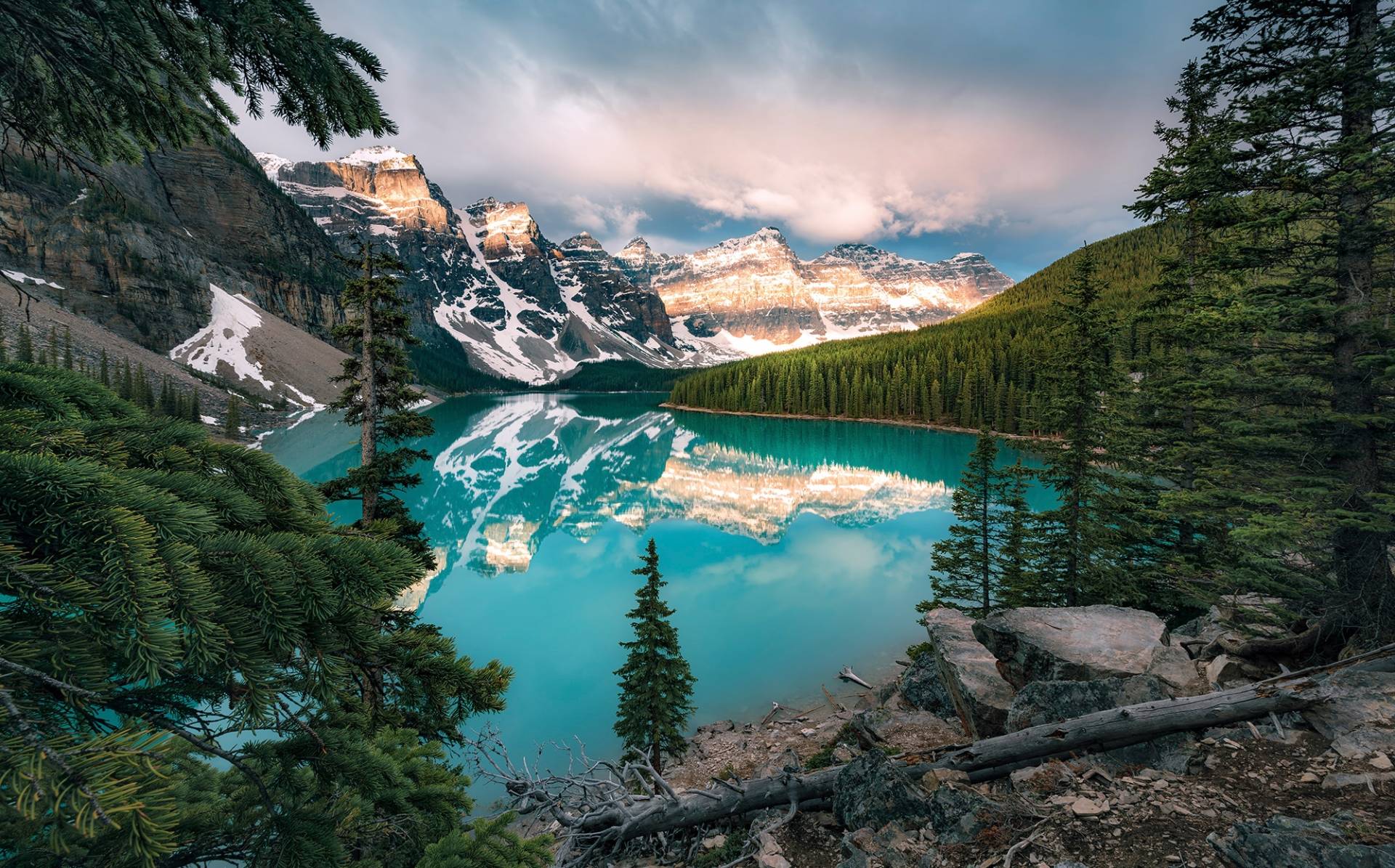 Komar Vliestapete "Magic Moraine Morning", 450x280 cm (Breite x Höhe), Wohnzimmer, Schlafzimmer von Komar