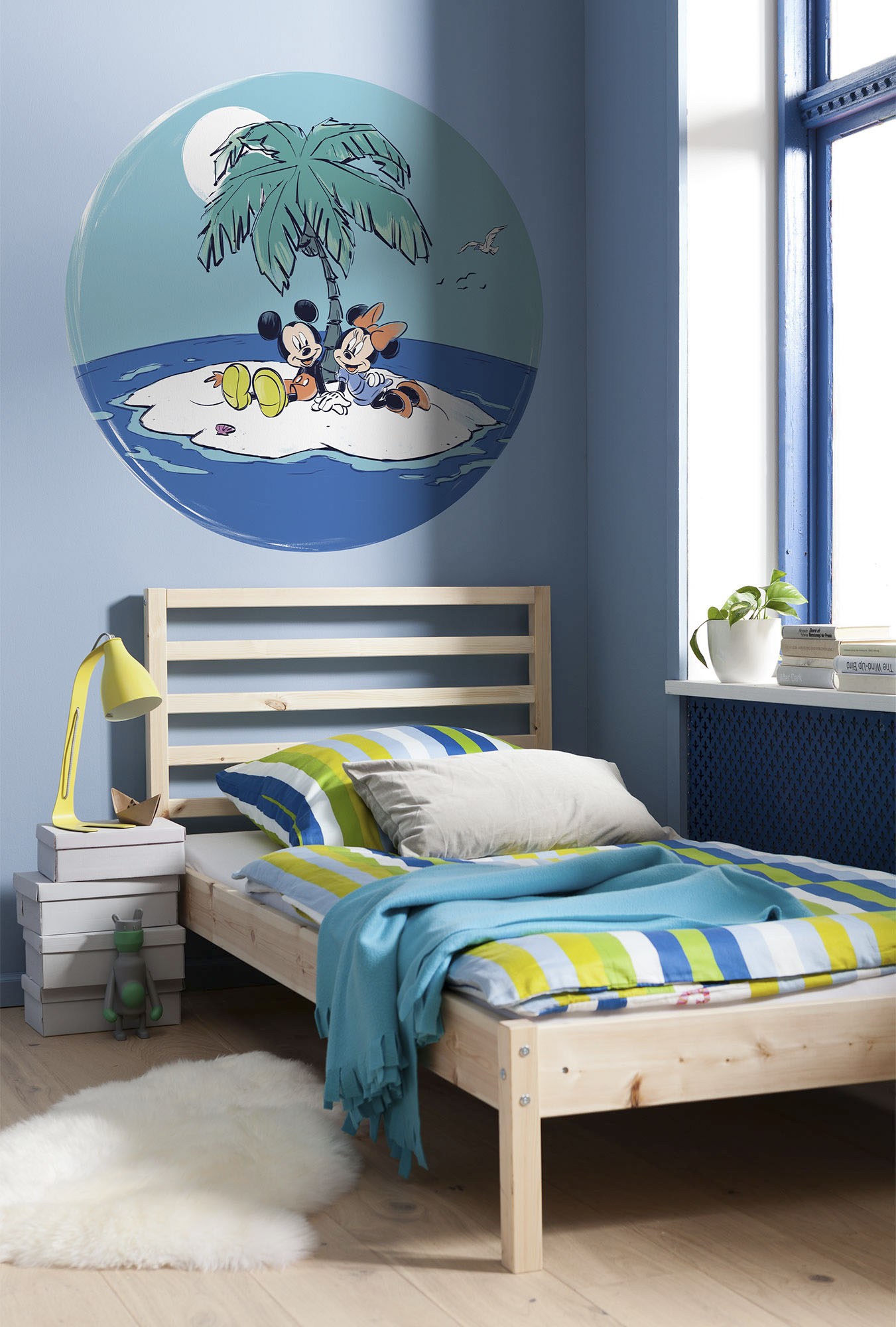 Komar Wandtattoo "selbstklebendes Vlies, Mickey and Minnie Remote Island, Gr.125x125 cm" rund und selbstklebend von Komar