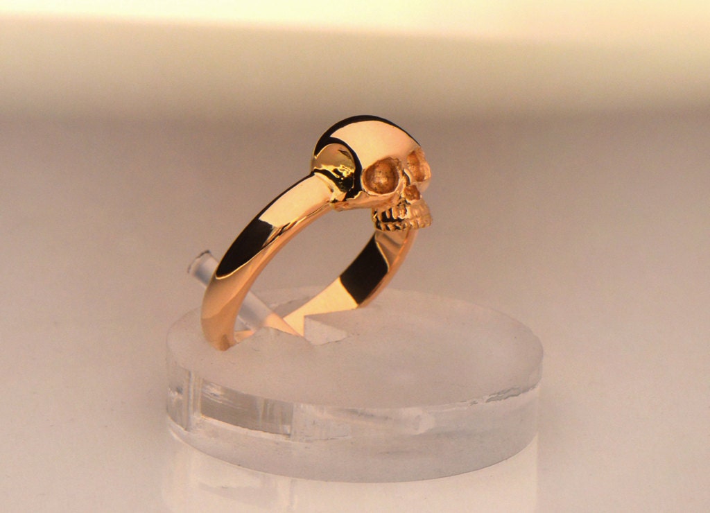 Kleiner Goldener Midi-Totenkopf-Ring. Totenkopf Ring Rot Roségold. Gothic Für Den Kleinen Finger. Winziges Totenkopf-Band in Gold. Herrenring Pinky Kleiner Goldener Midi-Totenkopf-Ring. Totenkopf Ring Rot Roségold. Gothic Für Den Kleinen Finger. Winziges Totenkopf-Band in Gold. Herrenring Pinky von KomeetJewelry