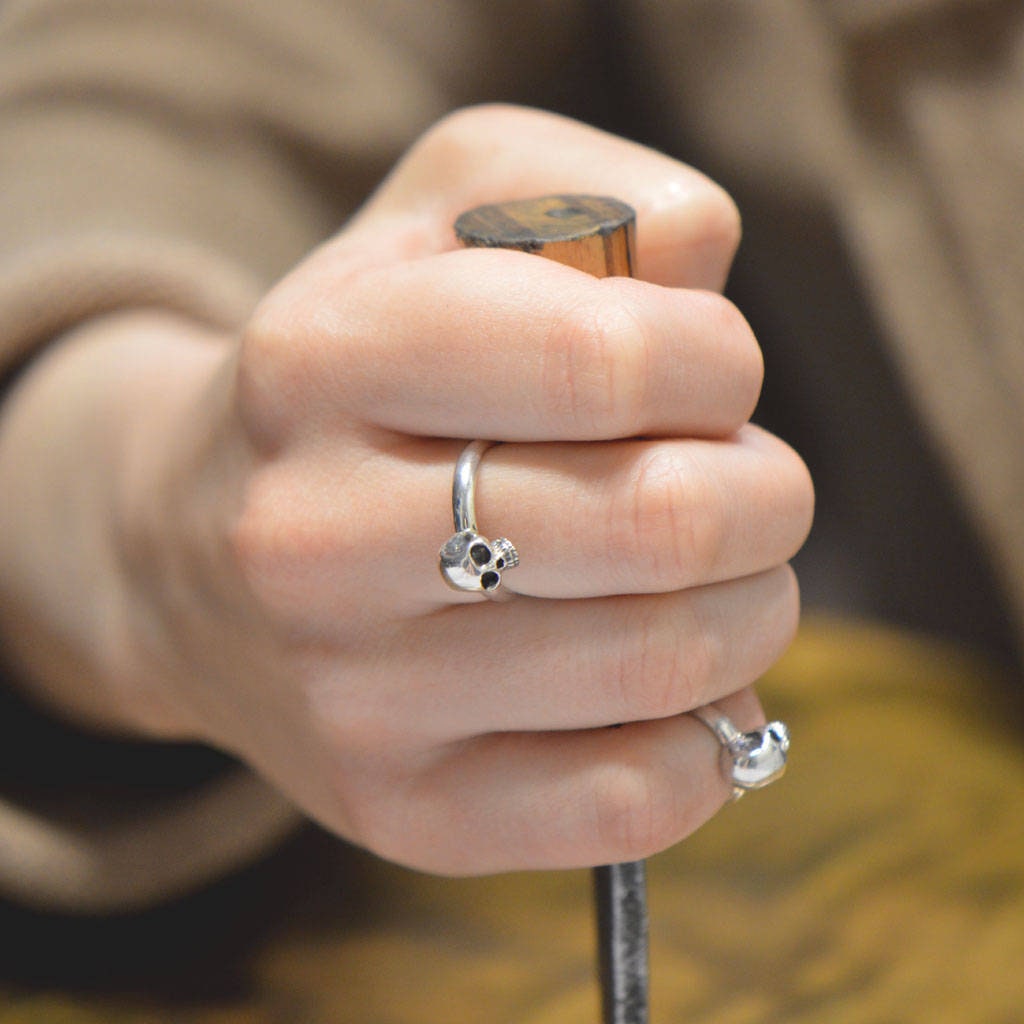 Kleiner Totenkopfring. Sterling Silber Band. Midi Ring Aus 925Er Sterlingsilber. Pinkieband Männer. Totenkopfring Frauen. Winziges Totenkopf Rock N Kleiner Totenkopfring. Sterling Silber Band. Midi Ring Aus 925Er Sterlingsilber. Pinkieband Männer. Totenkopfring Frauen. Winziges Totenkopf Rock N von KomeetJewelry