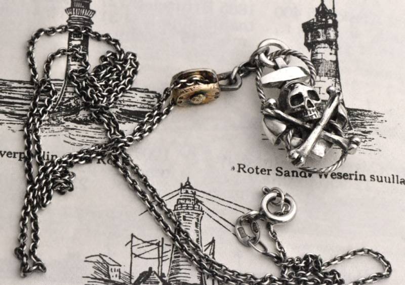 Silber Totenkopf Anhänger. Mit Gekreuzten Knochen Aus Sterlingsilber An Ankerhalskette. Piraten-Design. Piraten-Flagge. Seemanns-Kette Silber Totenkopf Anhänger. Mit Gekreuzten Knochen Aus Sterlingsilber An Ankerhalskette. Piraten-Design. Piraten-Flagge. Seemanns-Kette von KomeetJewelry