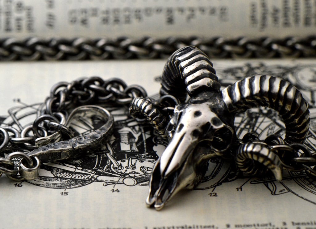 Widder Schädel Halskette. Silber Anhänger. Rustikaler Schmuck. Von Der Natur Inspiriert. Chainmaille Ziegenschädel Rustikale Männer Widder Schädel Halskette. Silber Anhänger. Rustikaler Schmuck. Von Der Natur Inspiriert. Chainmaille Ziegenschädel Rustikale Männer von KomeetJewelry