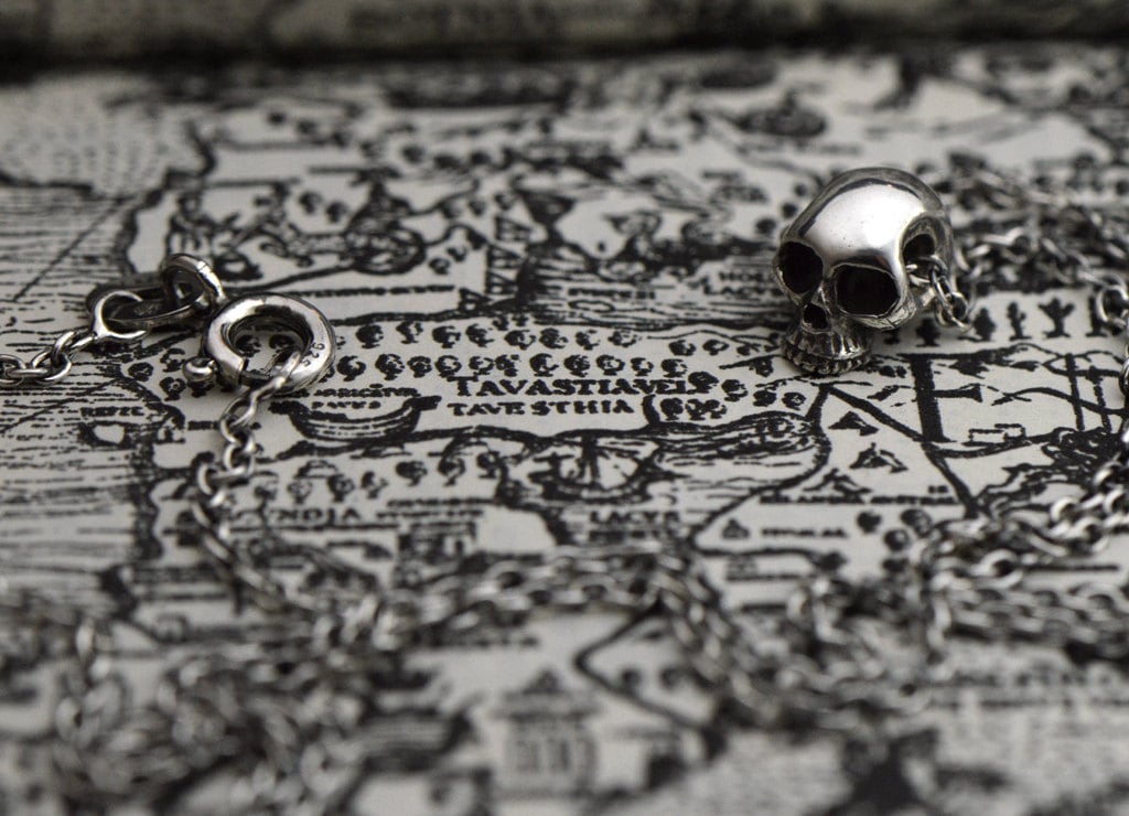 Winziger Silber Totenkopf Anhänger. Zierlicher Rocker Schmuckstück. Zarte Sterling Schädel Perle. Kleine Kette Winziger Silber Totenkopf Anhänger. Zierlicher Rocker Schmuckstück. Zarte Sterling Schädel Perle. Kleine Kette von KomeetJewelry