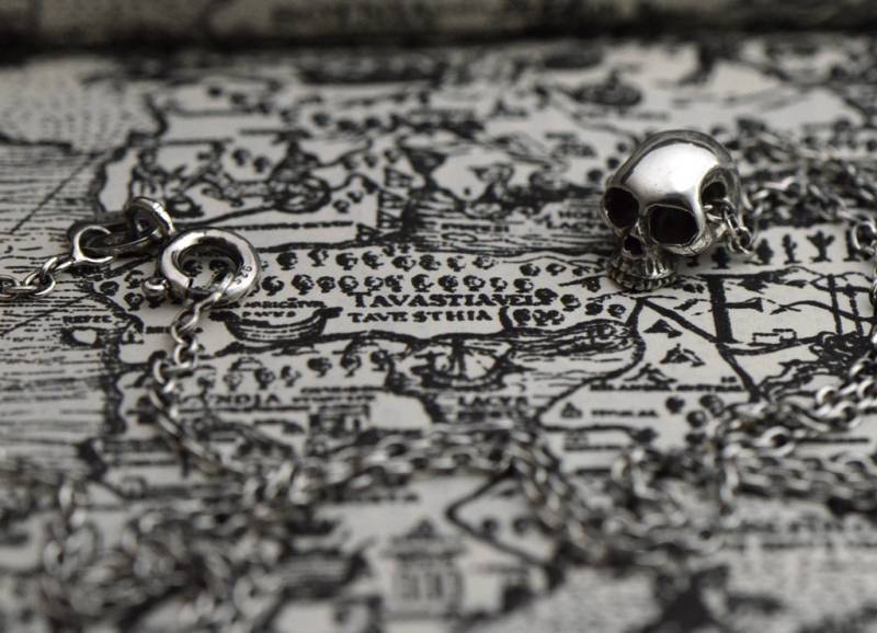 Winziger Silber Totenkopf Anhänger. Zierlicher Rocker Schmuckstück. Zarte Sterling Schädel Perle. Kleine Kette Winziger Silber Totenkopf Anhänger. Zierlicher Rocker Schmuckstück. Zarte Sterling Schädel Perle. Kleine Kette von KomeetJewelry