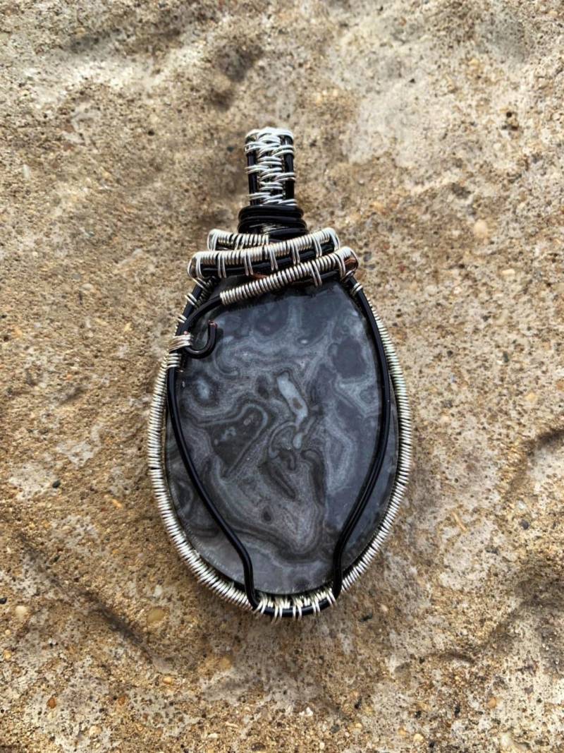 Schwarzer Verrückte Spitze Wire Wrap Anhänger Schwarzer Verrückte Spitze Wire Wrap Anhänger von KonaMatata