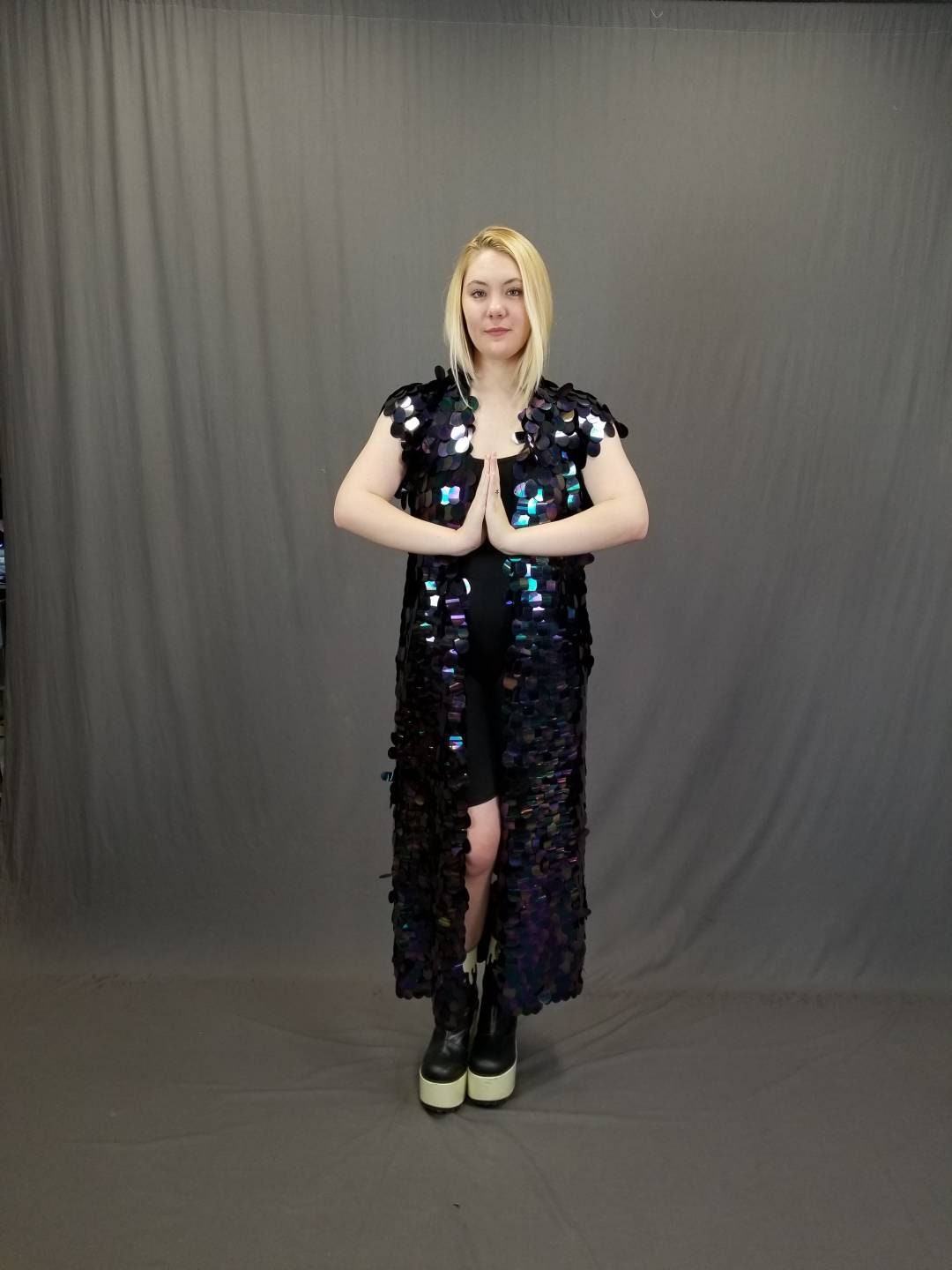 Ärmelloser Petrol-Schwarzer Pailletten-Kimono - Schillernde Pailletten-Kimono-Robe Der Dunklen Meerjungfrau, Hexengöttin, Musikfestival Ärmelloser Petrol-Schwarzer Pailletten-Kimono - Schillernde Pailletten-Kimono-Robe Der Dunklen Meerjungfrau, Hexengöttin, Musikfestival von Konane