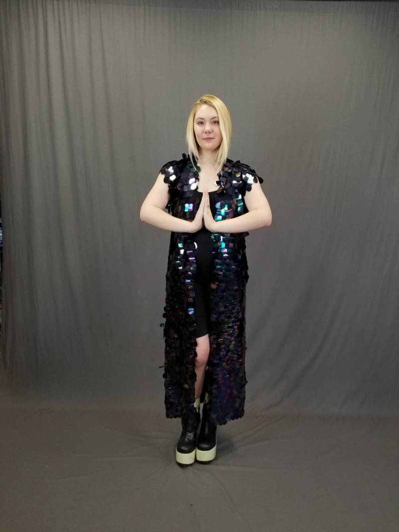 Ärmelloser Petrol-Schwarzer Pailletten-Kimono - Schillernde Pailletten-Kimono-Robe Der Dunklen Meerjungfrau, Hexengöttin, Musikfestival Ärmelloser Petrol-Schwarzer Pailletten-Kimono - Schillernde Pailletten-Kimono-Robe Der Dunklen Meerjungfrau, Hexengöttin, Musikfestival von Konane