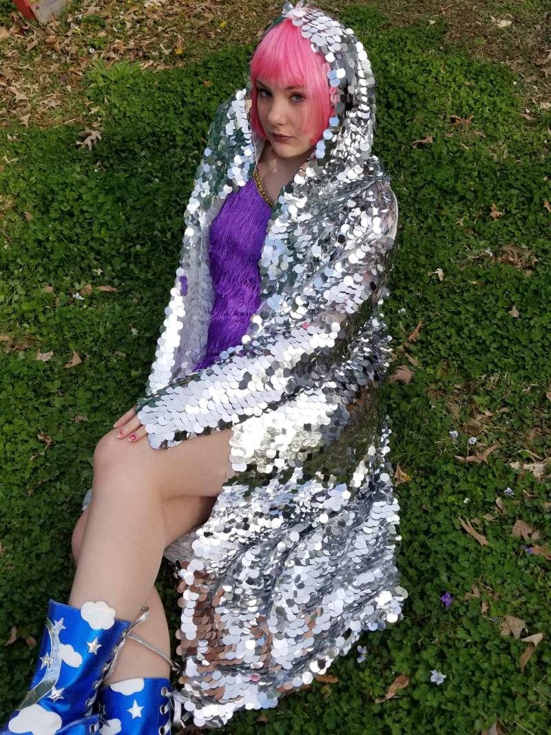 Disco Ball Silber Pailletten Kimono/Langarm Kapuzenkimono Maxi Länge Disco Ball Silber Pailletten Kimono/Langarm Kapuzenkimono Maxi Länge von Konane