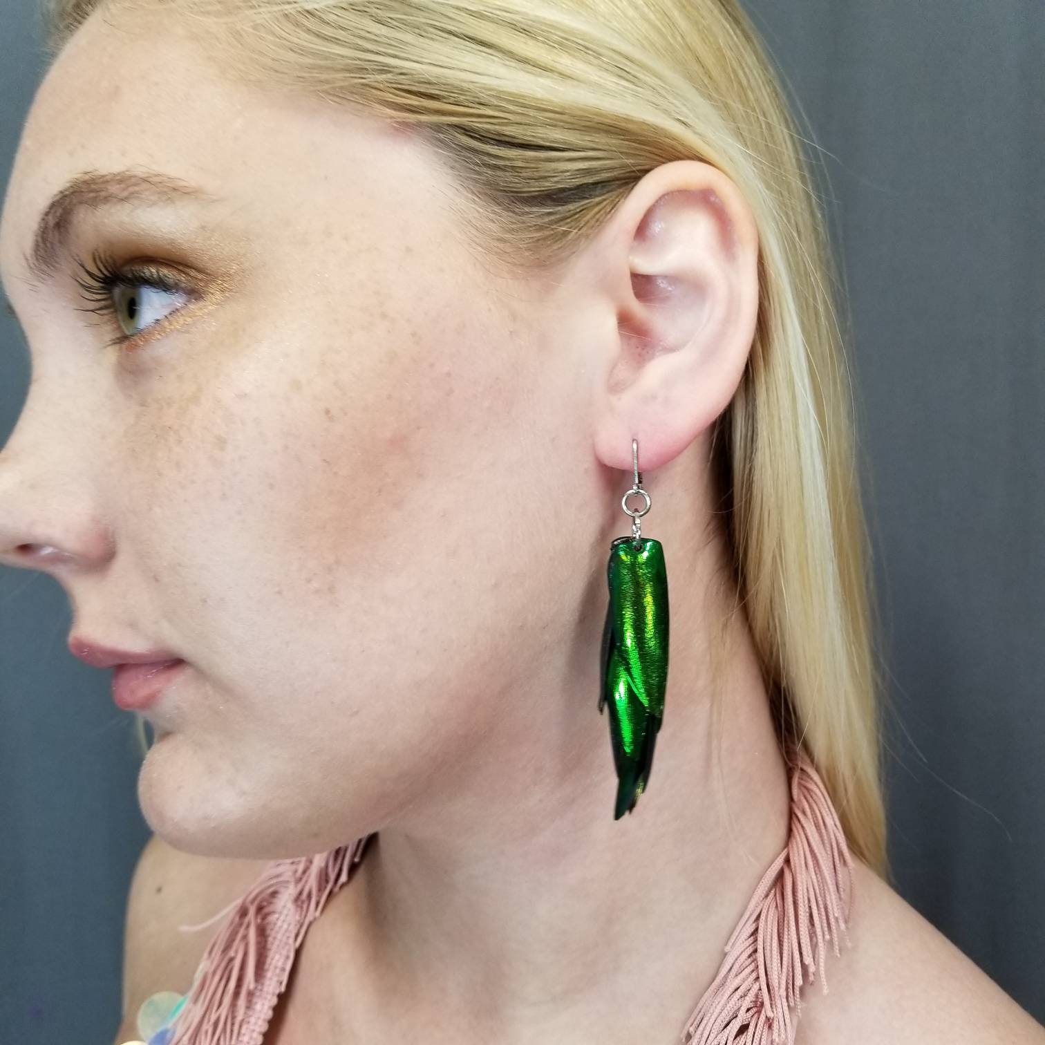Leichte, Irisierende Grüne Käfer Flügel Ohrringe Leichte, Irisierende Grüne Käfer Flügel Ohrringe von Konane