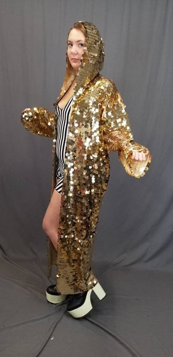 Pot Of Gold Pailletten Kimono/Goldener Disco Ball Pailletten-Robe Mit Kapuze Und Goldmünze Maxi Länge von Konane