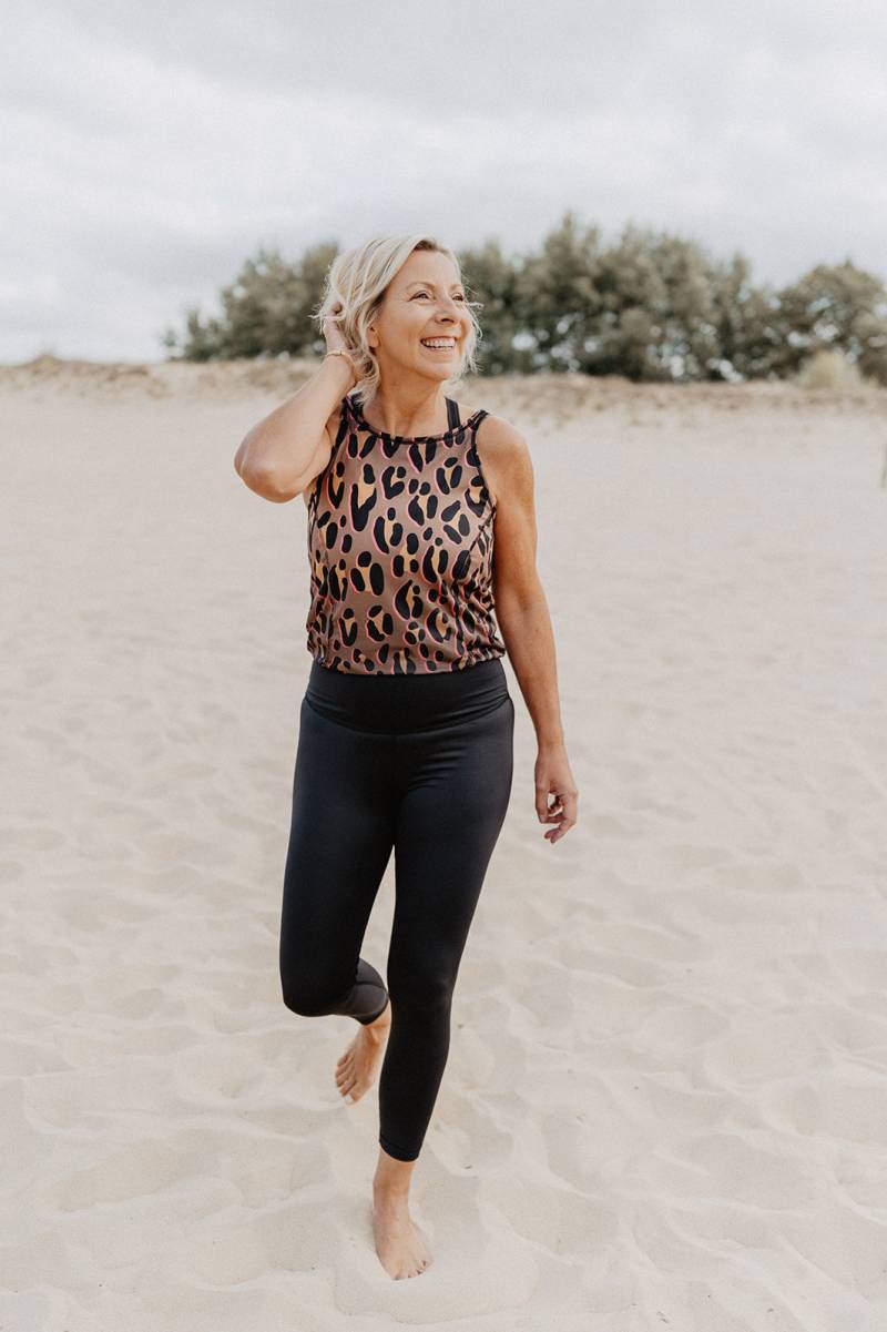 Jumpsuit Spirit Schwarz mit Leo Gold Jumpsuit Spirit Schwarz mit Leo Gold von Konekto