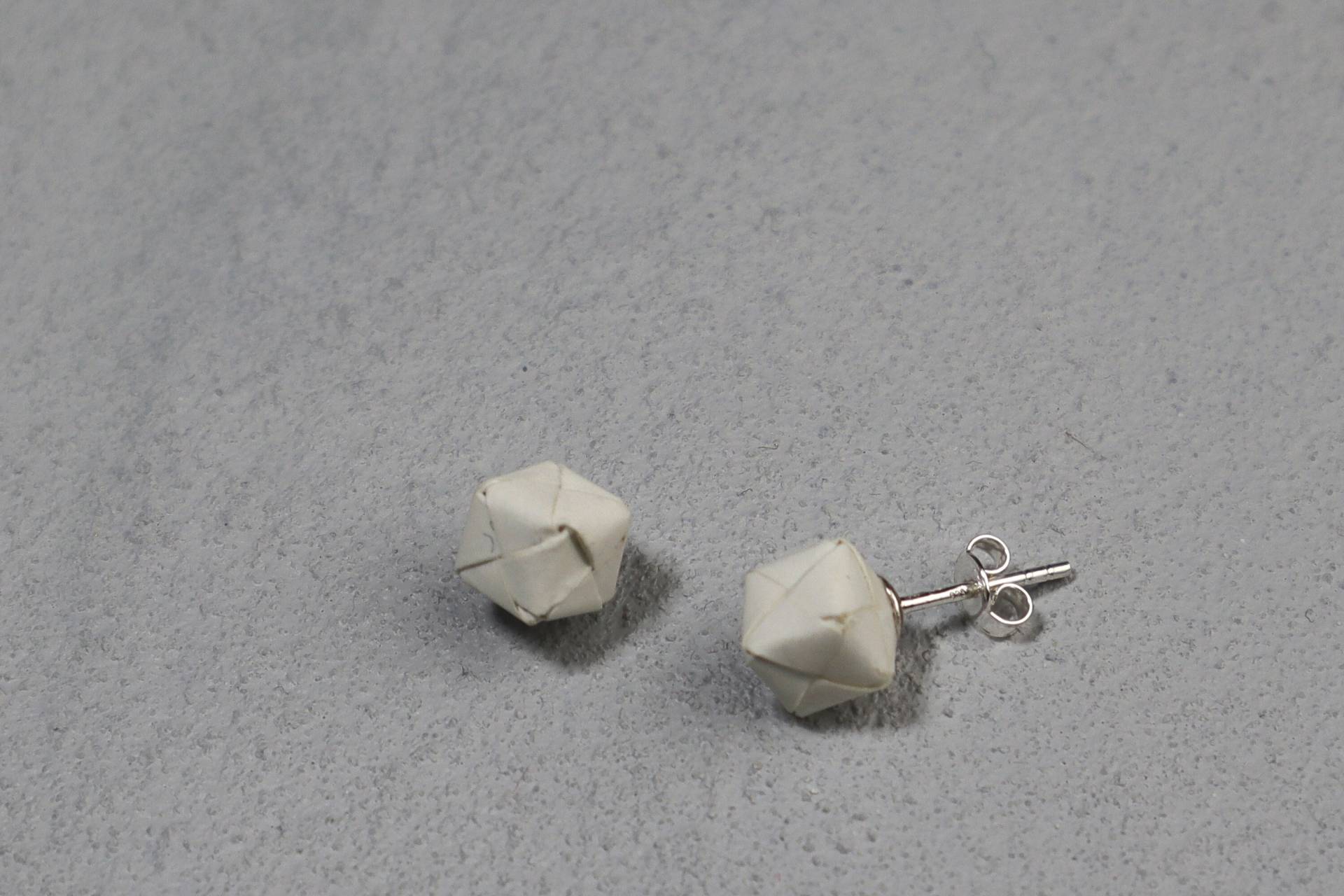 Origami-Ohrstecker Würfel Schwarz Und Weiß, Edelstahl Origami-Ohrstecker Würfel Schwarz Und Weiß, Edelstahl von Konkami