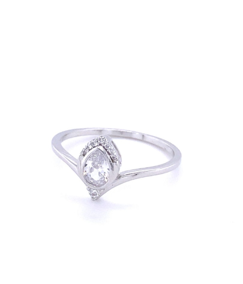 sterling Silber Teardrop Bezel Wishbone Ring, Minimalist Ring sterling Silber Teardrop Bezel Wishbone Ring, Minimalist Ring von KonorGems
