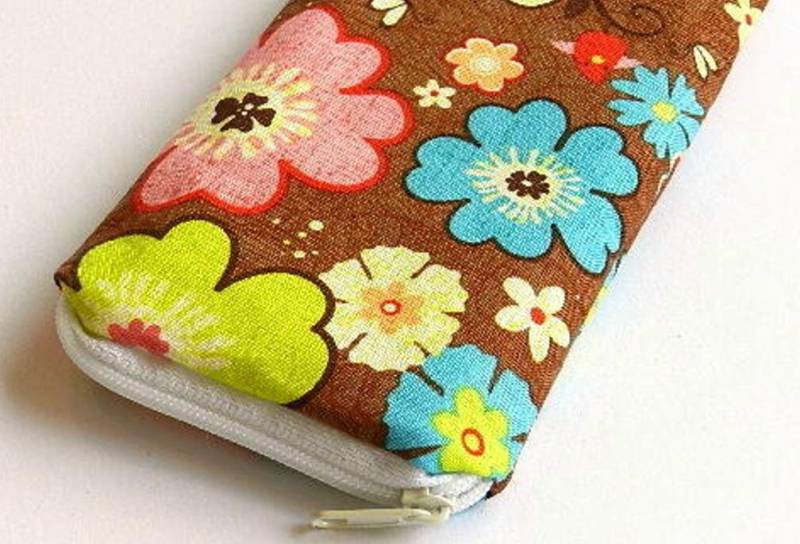 Brillenetui - Blumen Auf Braun Mit Reißverschluss Brillenetui - Blumen Auf Braun Mit Reißverschluss von KonsumSchwestern