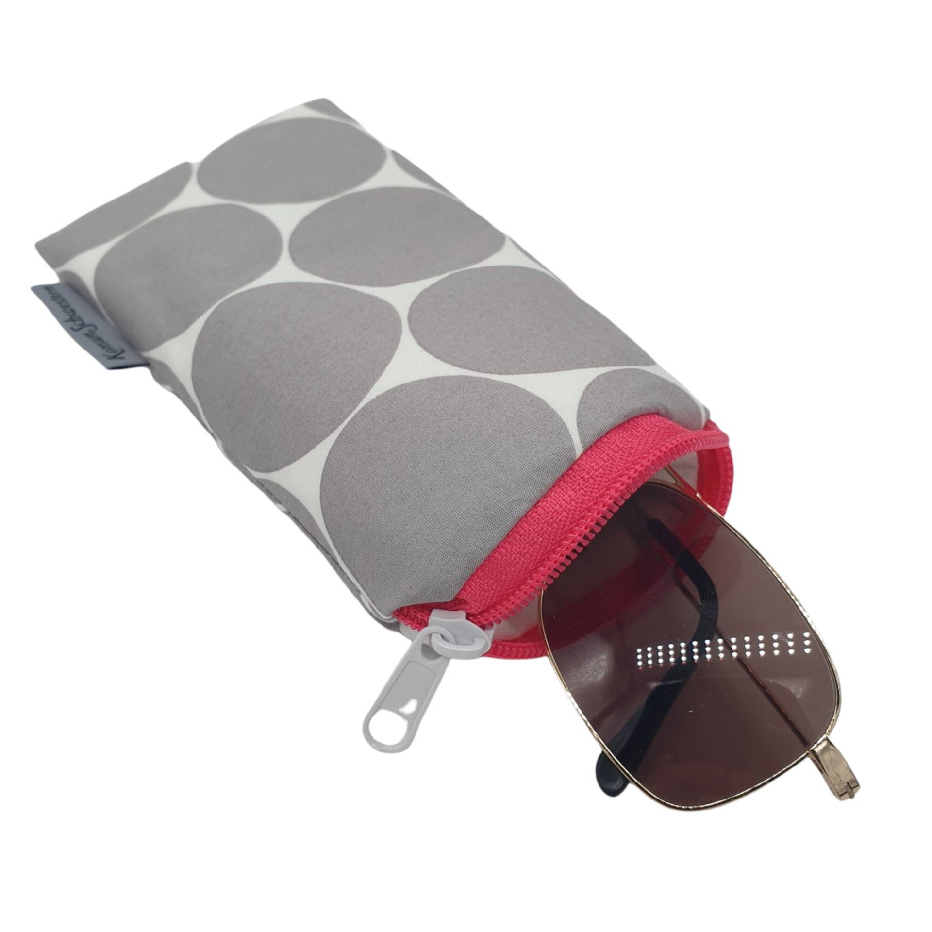 Brillenetui - Maxi Dots Grau Mit Pink Reißverschluss, Gepolstert Brillenetui - Maxi Dots Grau Mit Pink Reißverschluss, Gepolstert von KonsumSchwestern