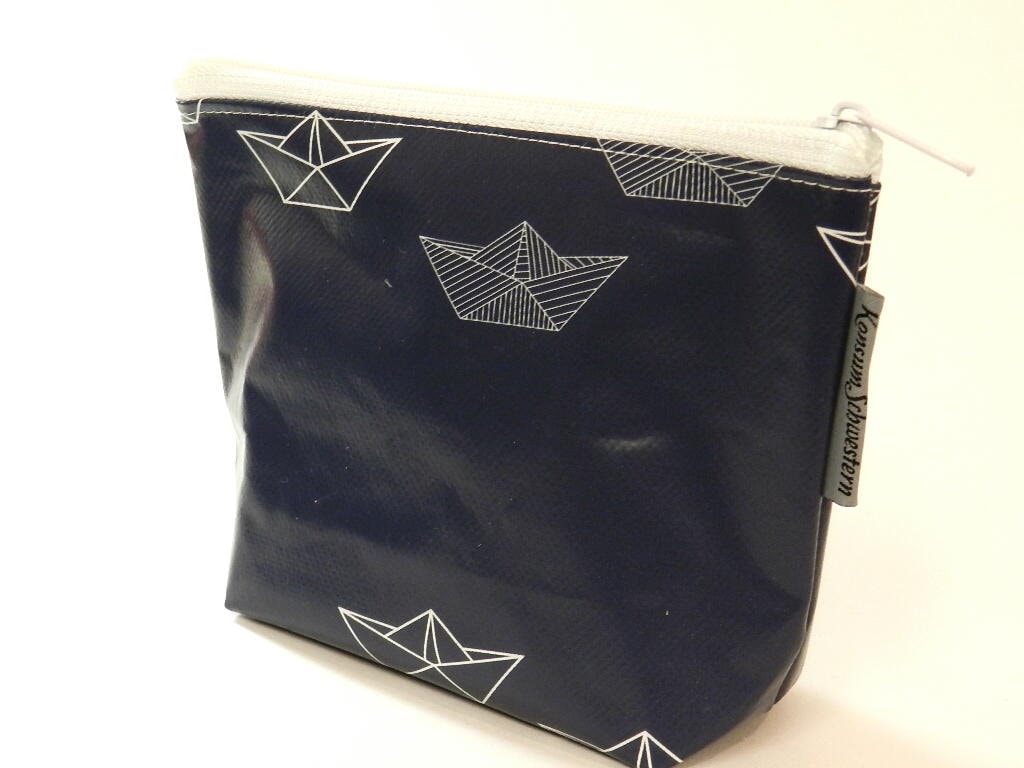 Kosmetiktasche Aus Wachsstoff - Paperboat, Papierschiff Auf Dunkelblau Kosmetiktasche Aus Wachsstoff - Paperboat, Papierschiff Auf Dunkelblau von KonsumSchwestern