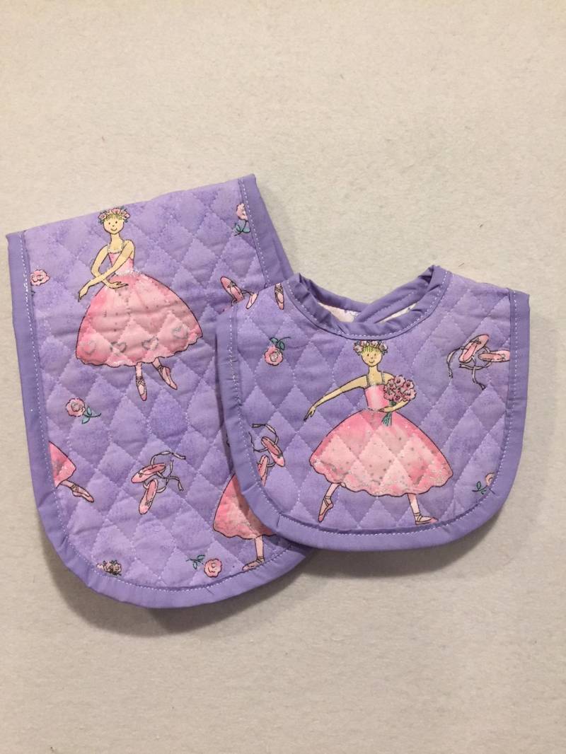 Verkauf Zum Halben Preis Baby Erstausstattung, Lätzchen & Spucktuch - Bestickt Gesteppt Erhältlich in Lila Und Blau von KoopsKountryKalico