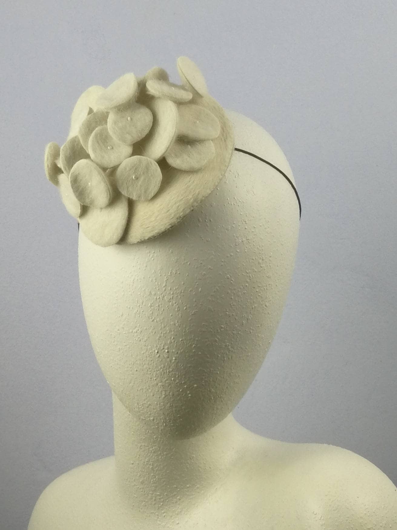 Brauthut Aus Filz, Weißes Minihütchen. Frecher Fascinator. Design Minihut von Kopfloos