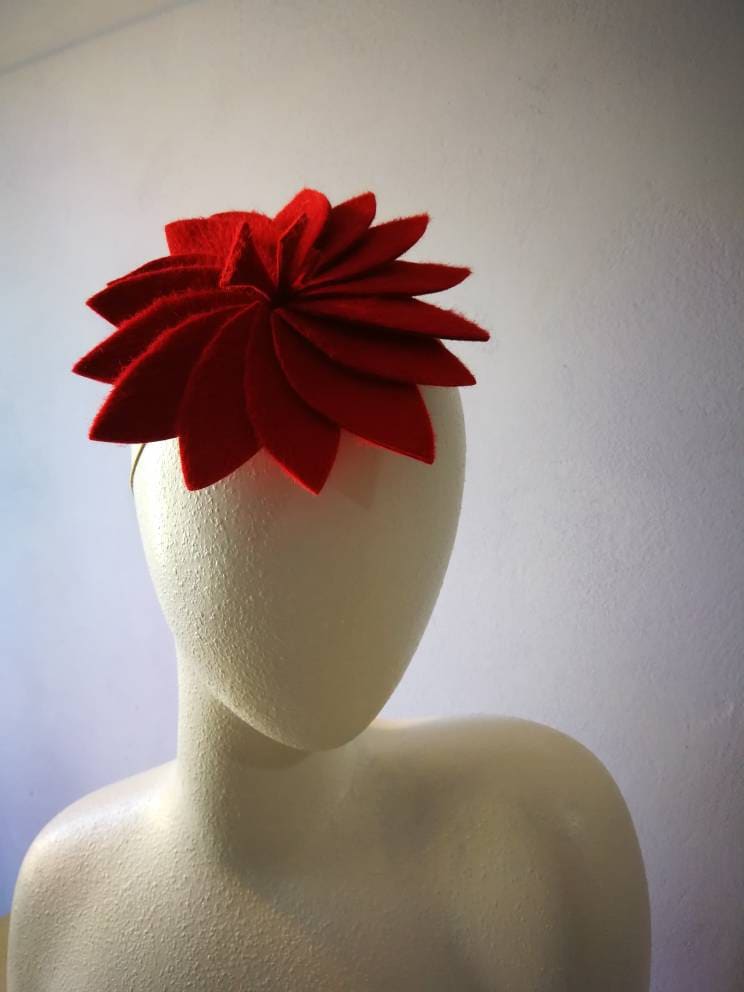 Ein Echtes Liebdich, Blüte Aus Filz, Fascinator, Kopfschmuck von Kopfloos