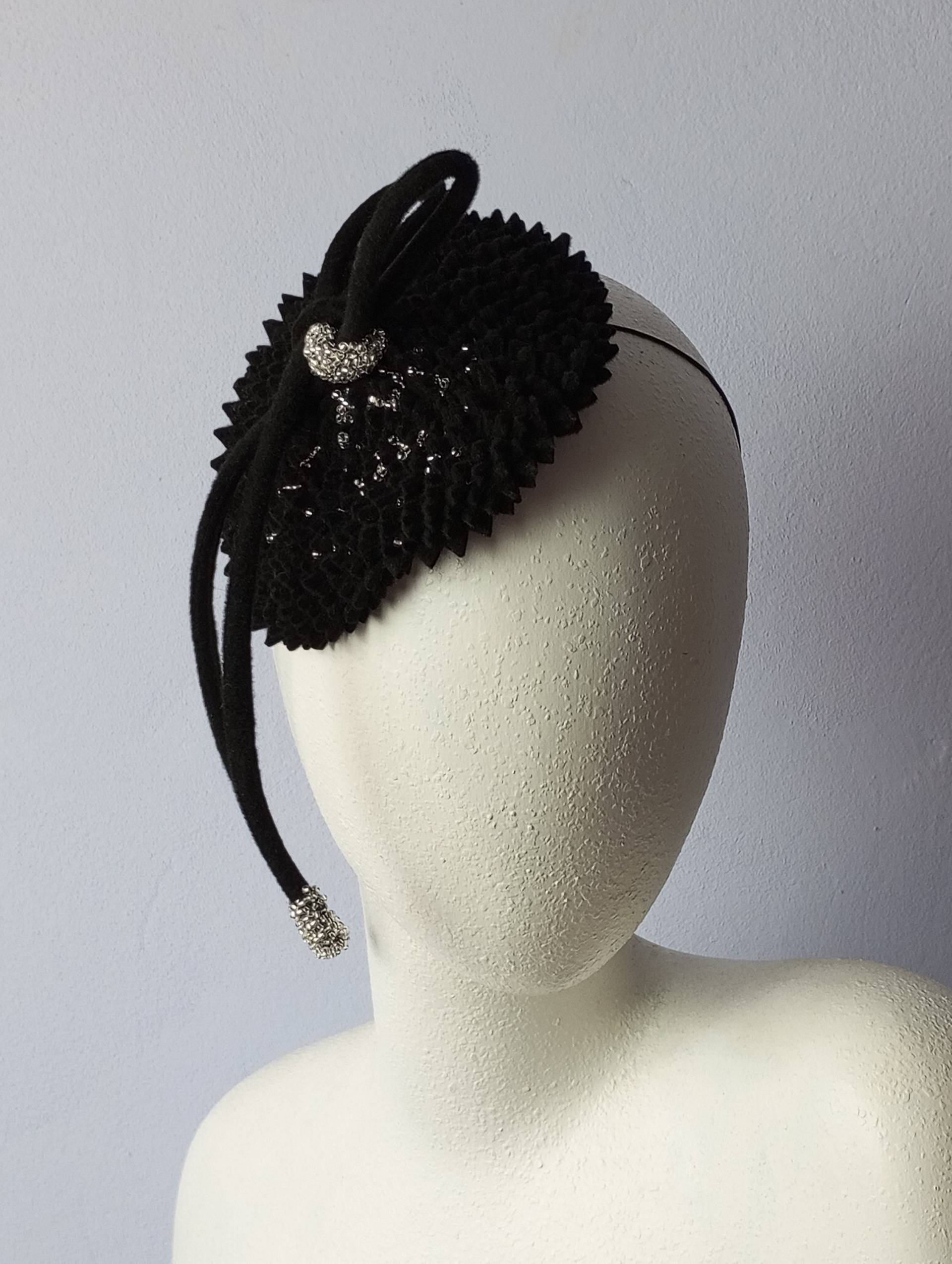 Eleganter Fascinator, Schwarz, Filz, Silber Perlen.frecher Minihut von Kopfloos
