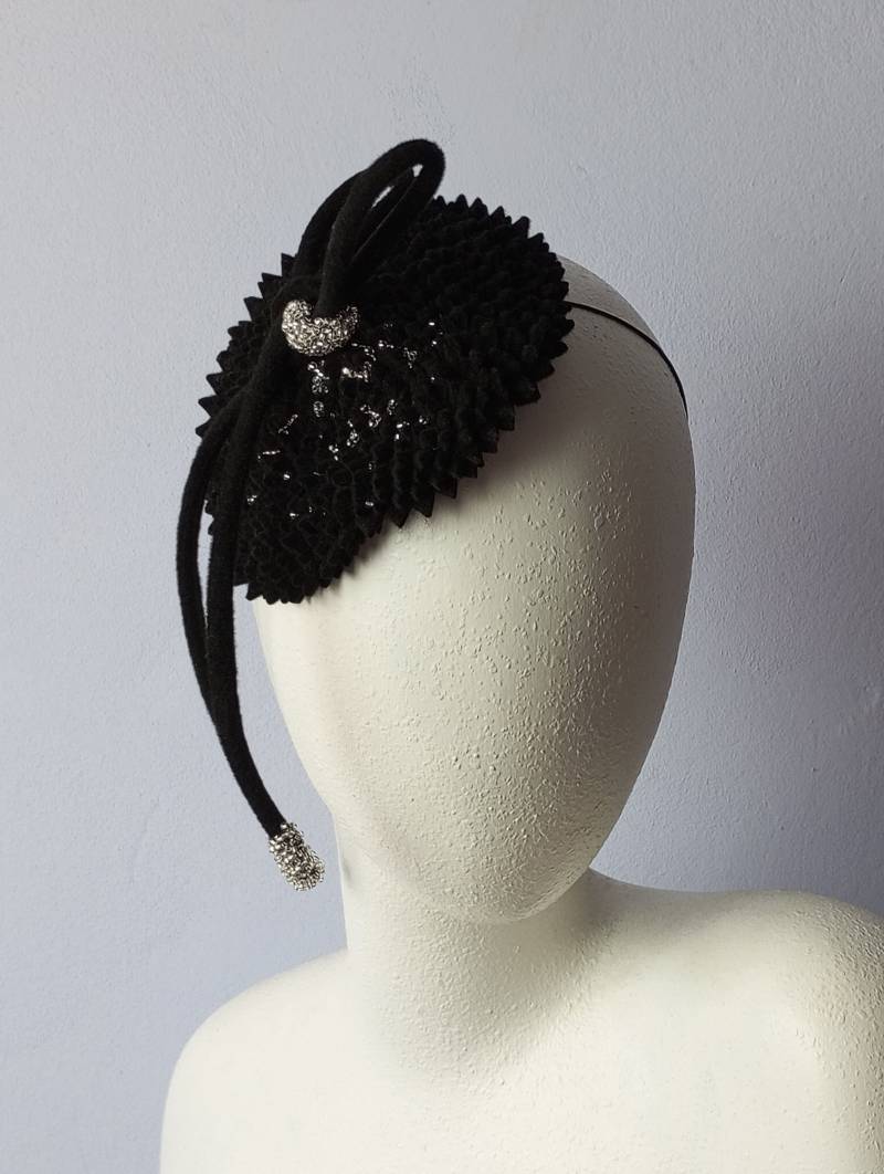 Eleganter Fascinator, Schwarz, Filz, Silber Perlen.frecher Minihut von Kopfloos