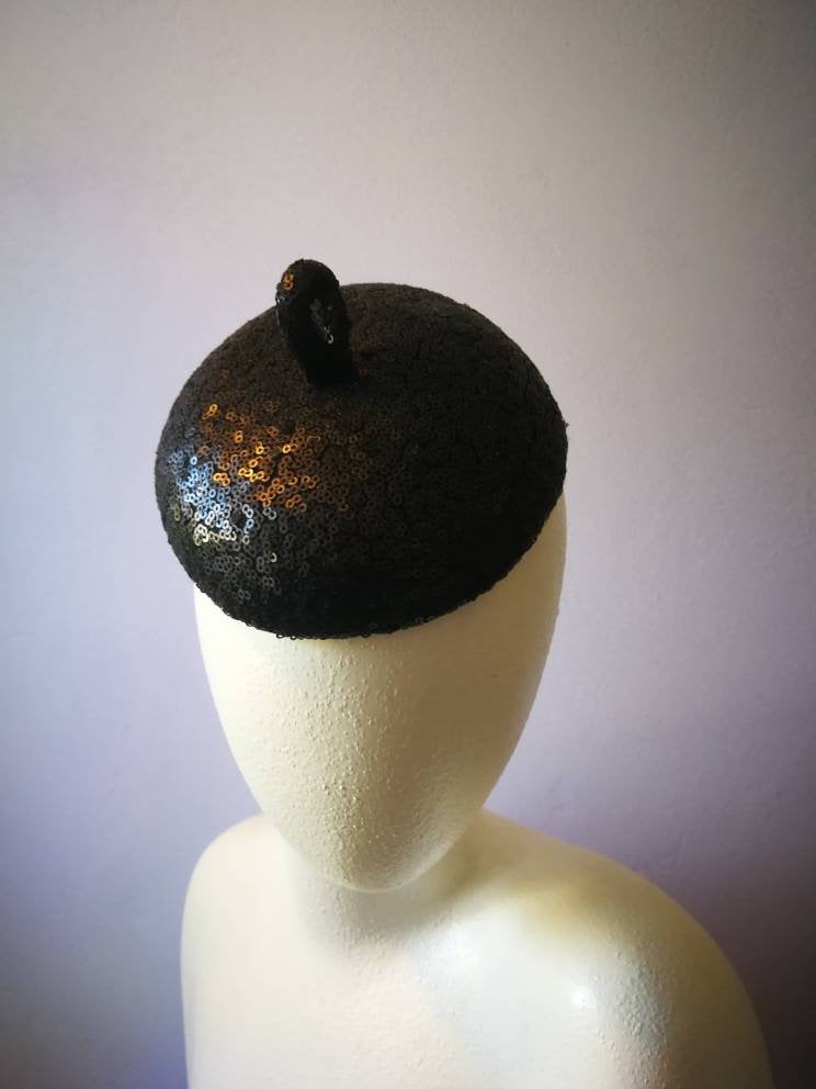 Fascinator in Schwarz, Elegante Pillbox, Festliches Minihütchen Mit Schwarzen Pailletten von Kopfloos