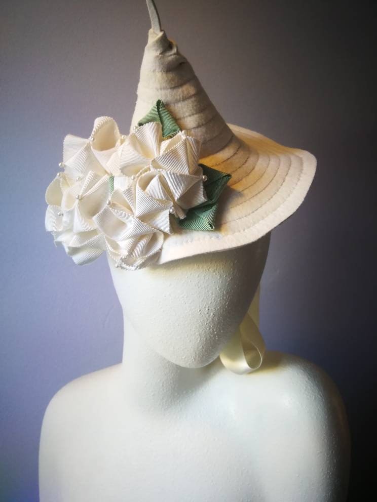 Headpiece in Weiß, Fascinator Aus Feinem Filz, Für Eine Besondere Braut. Satin Und Ripsband. Minihut Die Mutige Frau von Kopfloos