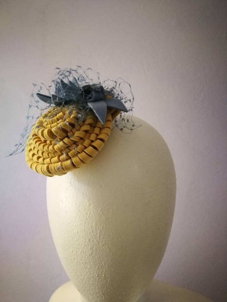 Minihütchen in Gelb, Feiner Fascinator Aus Filz. Hütchen Für Bienen Und Schmetterlinge, Mit Einem Hellblauen Tuff Schleier Minihütchen in Gelb, Feiner Fascinator Aus Filz. Hütchen Für Bienen Und Schmetterlinge, Mit Einem Hellblauen Tuff Schleier von Kopfloos