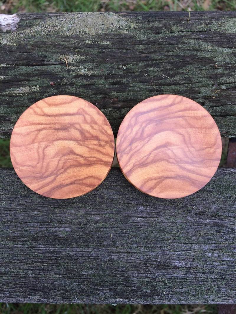 Personalisierbar Handmade Concave Olivenholz Plugs Personalisierbar Handmade Concave Olivenholz Plugs von Kopnt