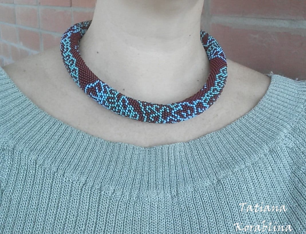 Traditionelle Blume Perlenkette Saatperlen Halskette Schokolade Spitze Schmuck Accessoire Mutter Gehäkelt Geschenk Traditionelle Blume Perlenkette Saatperlen Halskette Schokolade Spitze Schmuck Accessoire Mutter Gehäkelt Geschenk von KorTaniaHandMadeShop