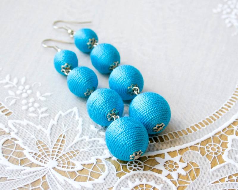 Blauer Faden Bon Ohrringe Statement Vier Kugeln Les Bonbons Kugel Tropfen Lange Fransen Leichte Blau Schmuck von KorallaUA