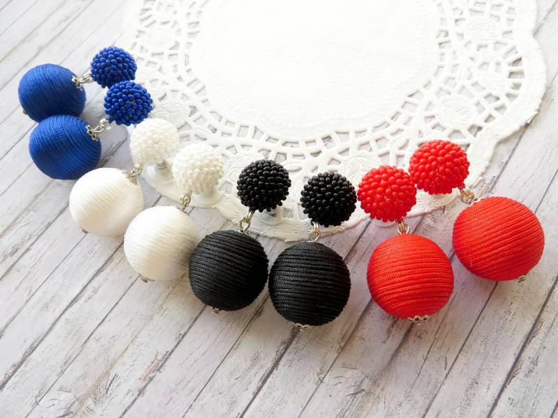 Bon Rocailles Ohrringe Pom Schnur Bonbon Clip Auf Großen Perlen Lange Ohrstecker Weiß Schwarz Rot Blau von KorallaUA