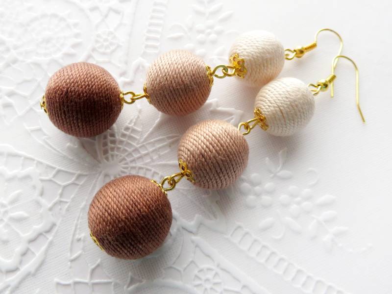 Braune Les Bonbons Ball Drop Ohrringe Mokka Creme Bon Ombre Schokolade Karamell Drei Vier Baumwollfaden Kugeln Clip Auf von KorallaUA