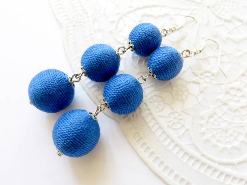 Dunkel Blau Bon-Bon Ohrringe Lange Blaue Kugel Tropfen Pom Les Bonbons Faden Fransen von KorallaUA